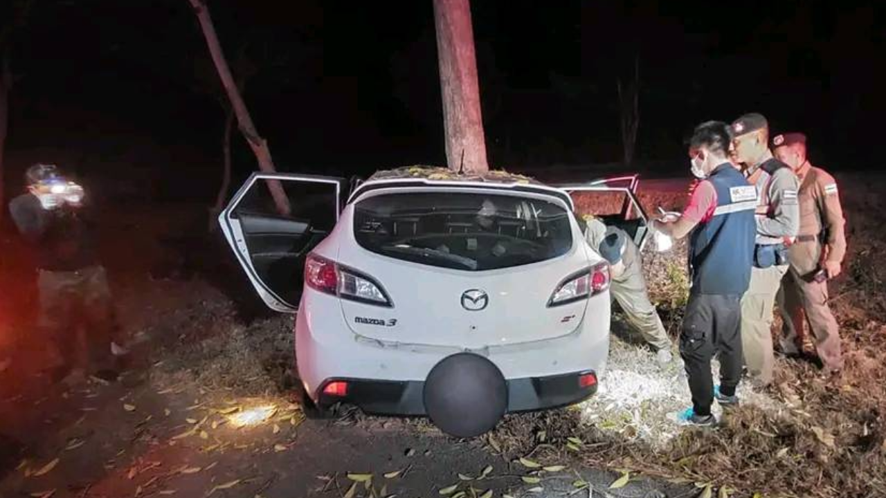 ติดซาก 2 ศพ เก๋งอัดต้นไม้ ตำรวจคาดขับเร็ว-เสียหลักพุ่งชน