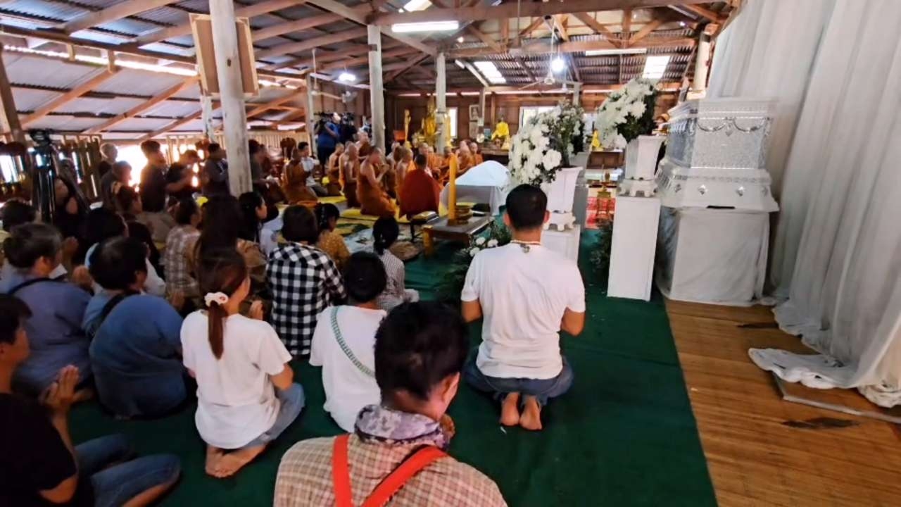 นำสรีระ "หลวงปู่พูน" กลับถึงวัด ท่ามกลางความเศร้า หลังมรณะมีเงื่อนงำ