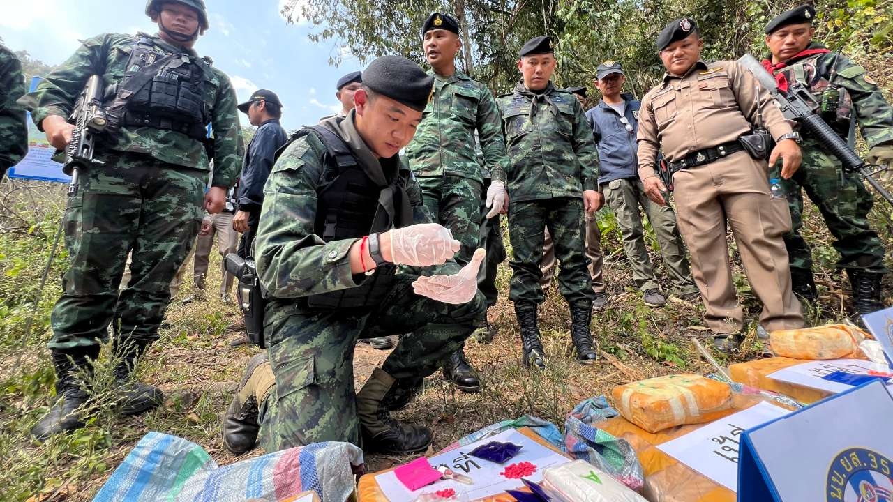 ทหารม้าปะทะเดือดแก๊งค้ายาบ้า แนวชายแดน อ.ฝาง ยึดได้ 7 แสนเม็ด