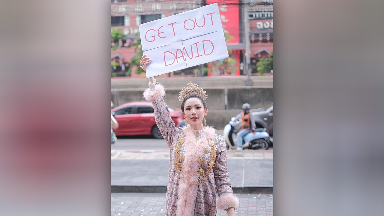 "หลิน มาลิน" มิสแกรนด์ภูเก็ต 2024 ใส่ชุดบาบ๋า ชูป้ายไล่ฝรั่งทำร้ายหมอ