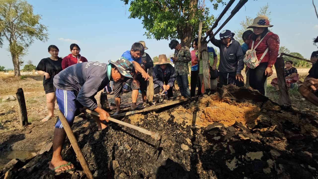 พบศพปริศนาในเตาเผาถ่าน เหลือแต่กระดูก ลูกคาดเป็นพ่อที่หายออกจากบ้าน 