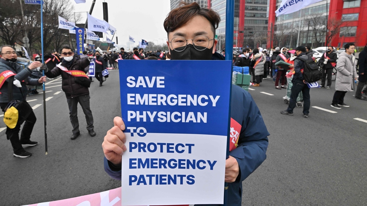 เกาหลีใต้จะเริ่มใช้กฎหมายจัดการแพทย์ประท้วงหยุดงาน