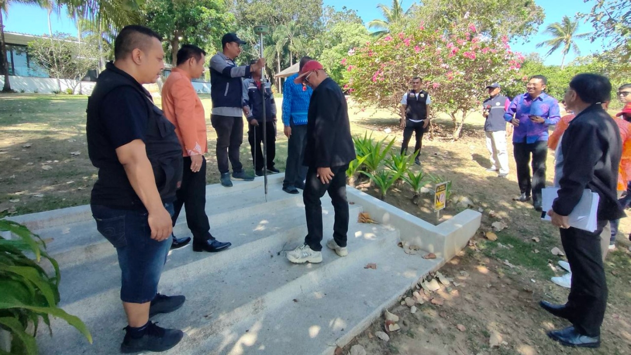 ฝรั่งเตะหมอจ่อซวยหนัก พบบันไดวิลล่ารุกหาดสาธารณะ นอภ.สั่งแจ้งความ