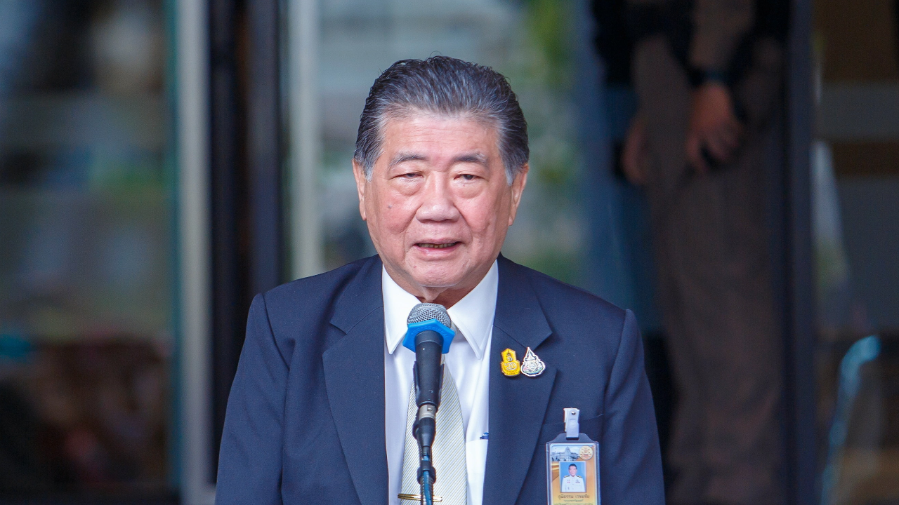 “ภูมิธรรม” ชี้เร็วไปอภิปรายไม่ไว้วางใจรัฐบาล พร้อมแนะไม่ควรเอา “ทักษิณ” มาพาดพิง