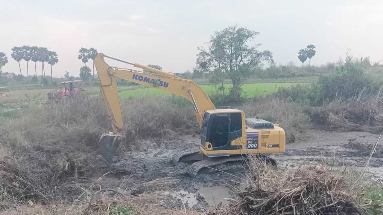 ชาวนาหนองขาหย่าง ขุดลอกสระรอเก็บน้ำฝนไว้ทำนา โชคดีได้ปลามากินเป็นของแถม