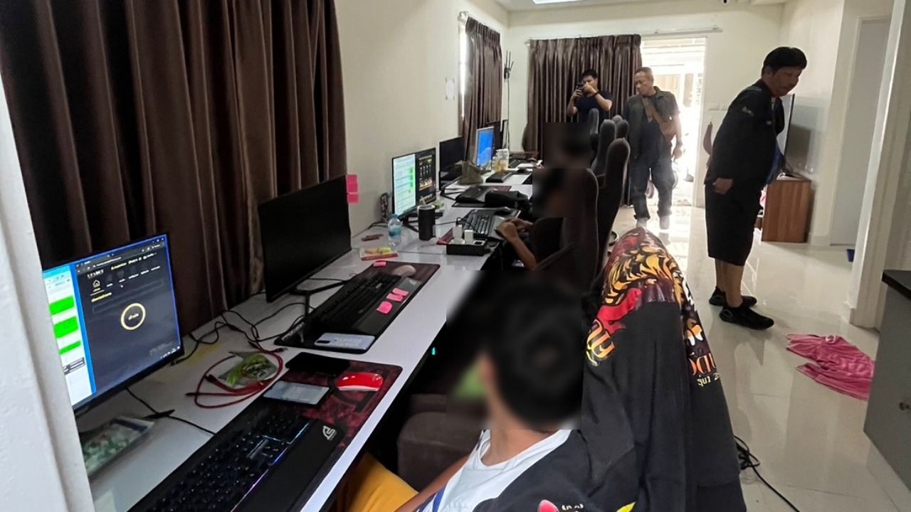 รวบยกแก๊ง รับจ้างเล่นพนันออนไลน์ เงินเดือนดี ที่พักฟรี ให้แทงบอลวันละแสน