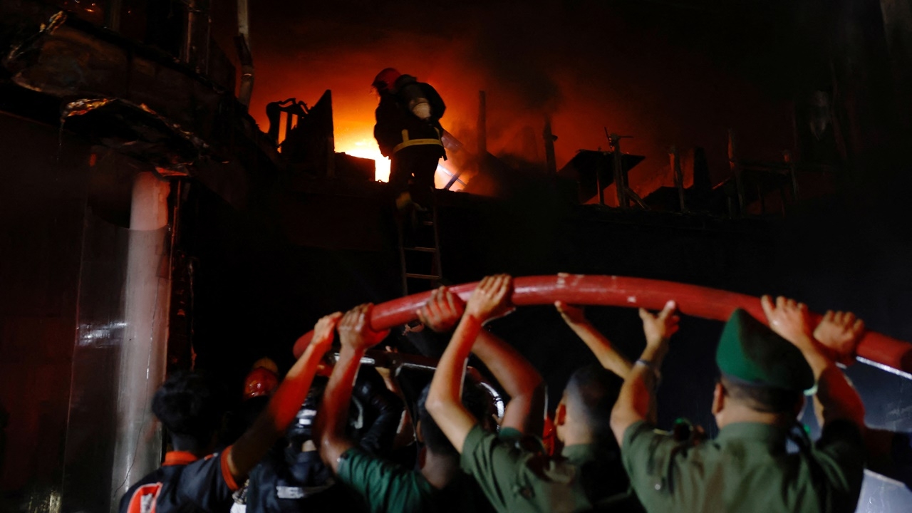 ระทึกกลางดึก ไฟไหม้ร้านอาหาร ลามเผาตึกในบังกลาเทศ ดับสลด 43 ศพ