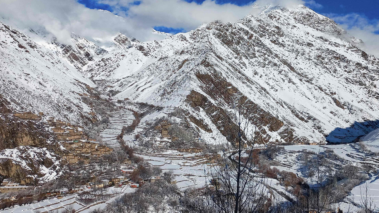 หิมะตกหนักทำให้เกิดดินถล่มทับหมู่บ้านในอัฟกานิสถาน ชาวบ้านดับอย่างน้อย 25 ศพ