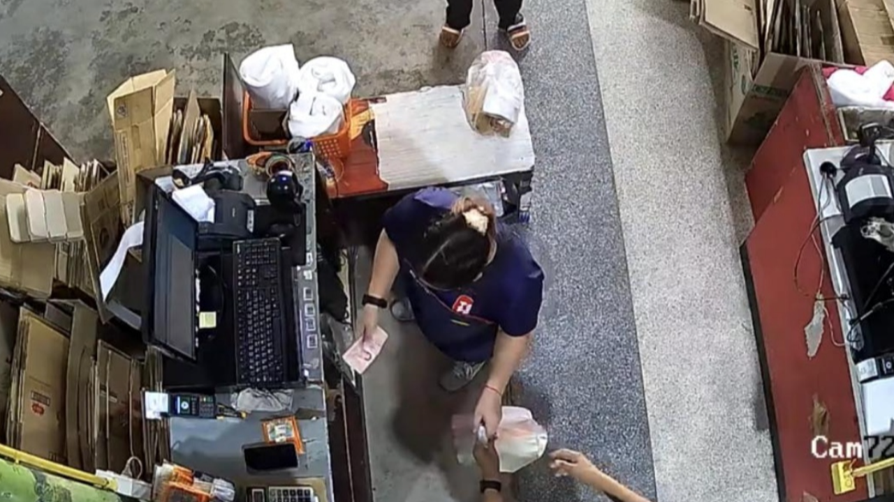 เตือนภัยแก๊งโจรทำทีซื้อของ จ่ายแบงก์ร้อย อ้างเป็นแบงก์พัน โกงเอาเงินทอน