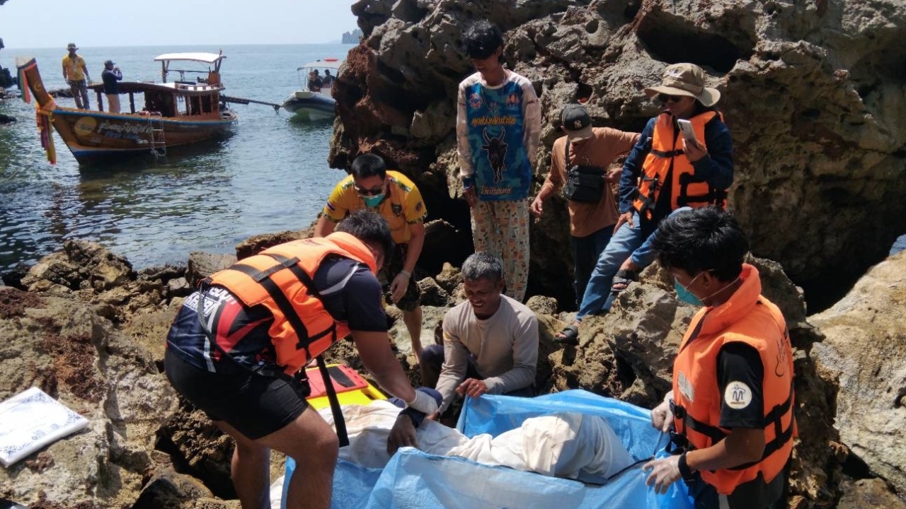 พบศพกัปตันเรือหางยาว ถูกชนตกทะเล 3 วันก่อน ลอยติดเกาะไก่ กระบี่ 