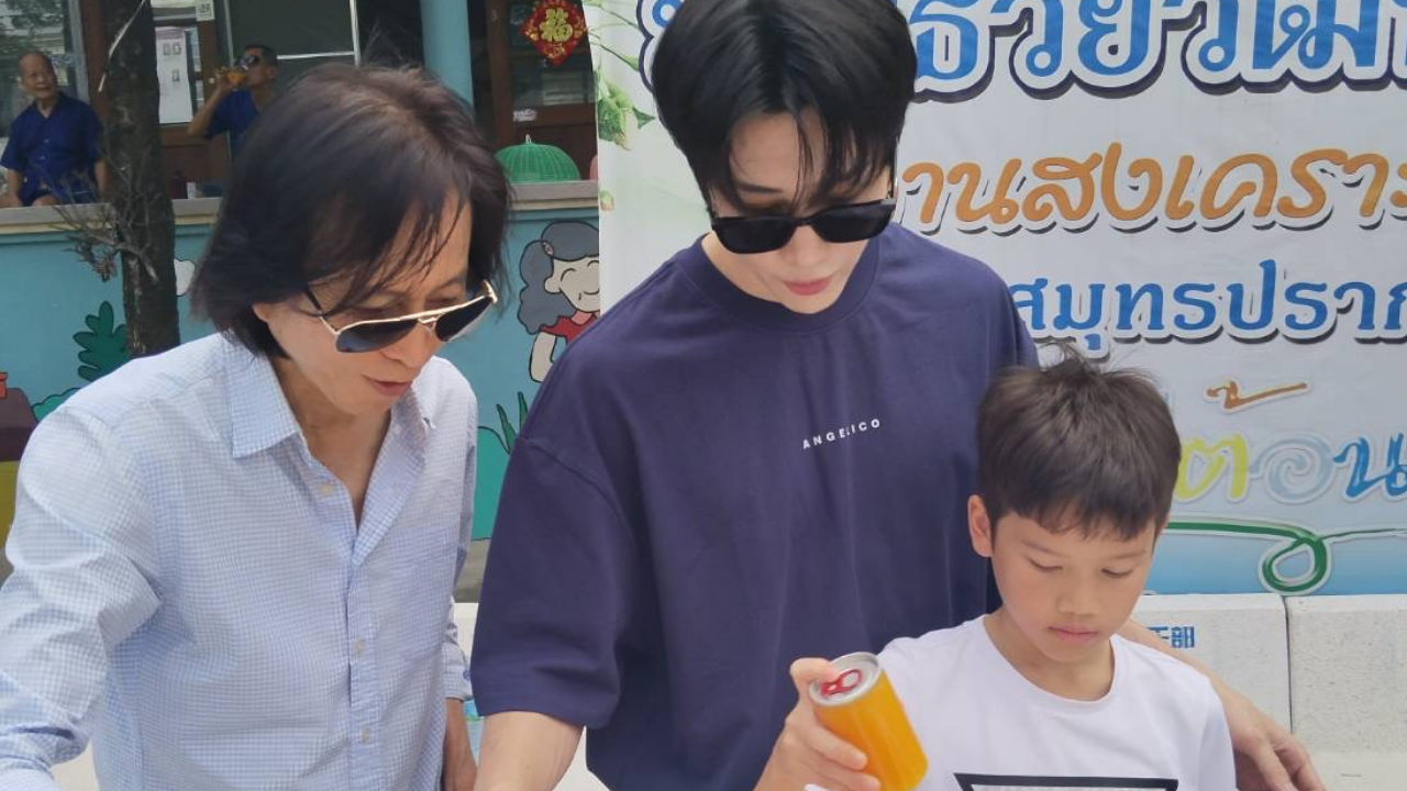 ไมค์ พิรัชต์ พาน้อง แม็กซ์เวลล์ ทำบุญที่บ้านพักคนชรา ตามประสาพ่อลูก