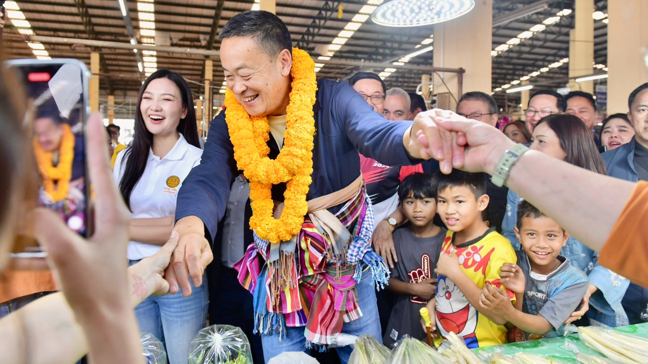 ตลาดแตก! ชาวสกลนคร แห่รับ "เศรษฐา" ขอเซลฟี่ ตะโกนรอ "เงินดิจิทัล" อยู่นะ