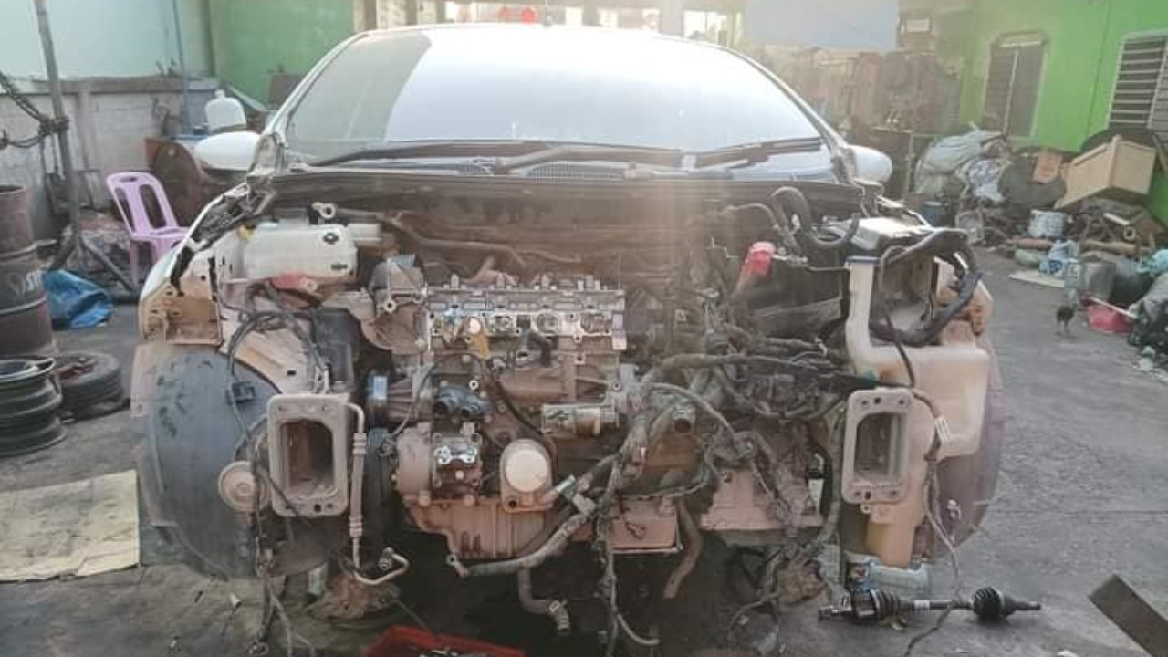 สาวโวยช่าง รื้อ "รถ" จนพังแล้วไม่ประกอบคืน เปลี่ยนรถขับได้ กลายเป็นเศษเหล็ก