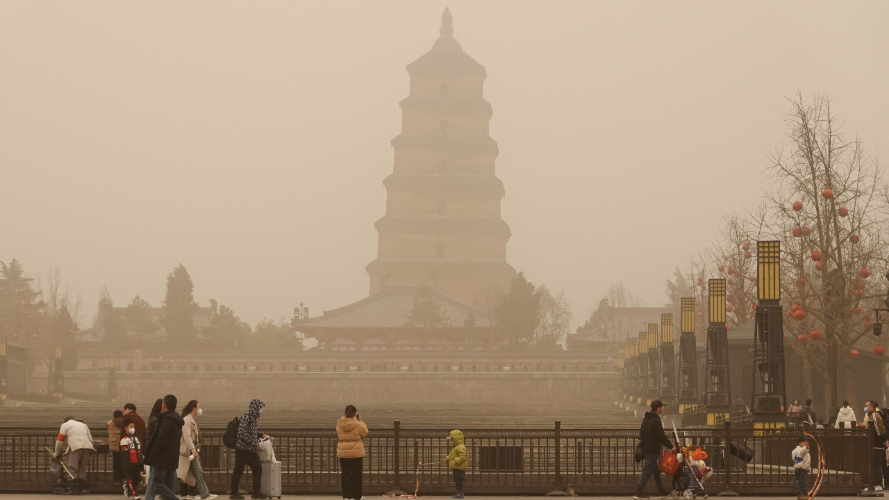 จีนอ่วม พายุทรายรุนแรงพัดถล่มทางตอนเหนือของประเทศ 