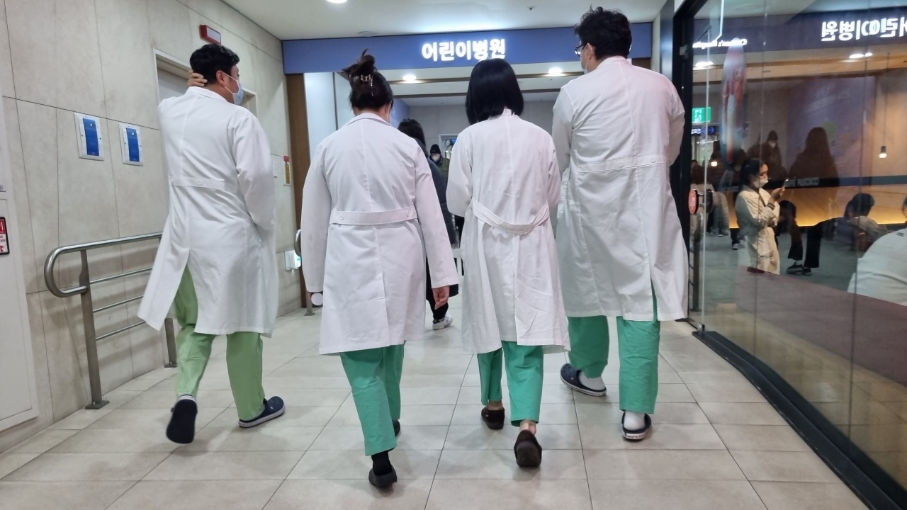 แพทย์ฝึกหัดเกาหลีใต้ 1,600 คน หยุดงานประท้วงแผนเพิ่ม นศ.แพทย์