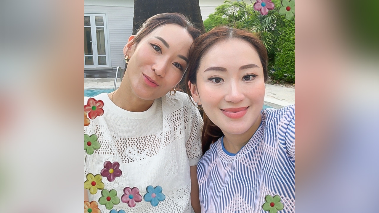 “อิ๊งค์-เอม” สดใส ตื่นตี 3 ไปรับ “ทักษิณ” กลับบ้านจันทร์ส่องหล้า หลังได้พักโทษ