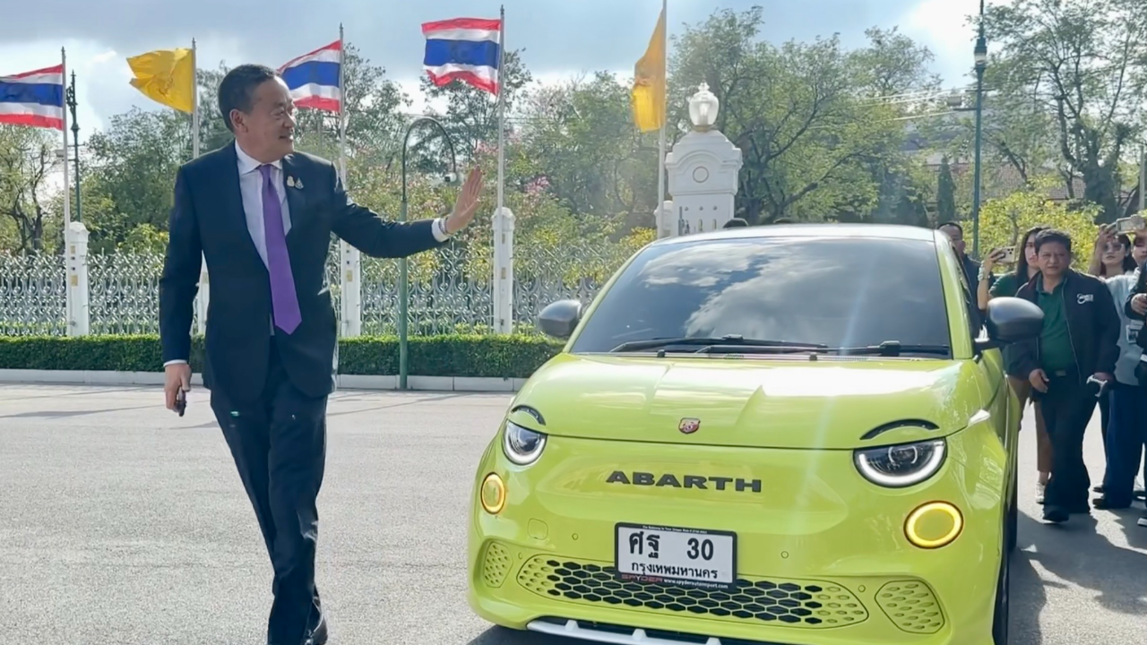 นายกฯ โชว์ ขับรถไฟฟ้า เข้าทำเนียบฯ ย้อนความหลัง สมัยเป็นนักธุรกิจ 