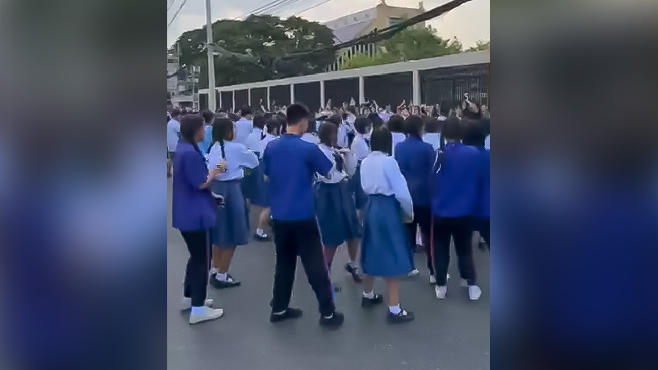 ฟังอีกมุม ดราม่าปิดถนนหน้า ร.ร. เต้นโปรโมตงานดนตรี แม่ค้าแจงไม่ได้กระทบมาก