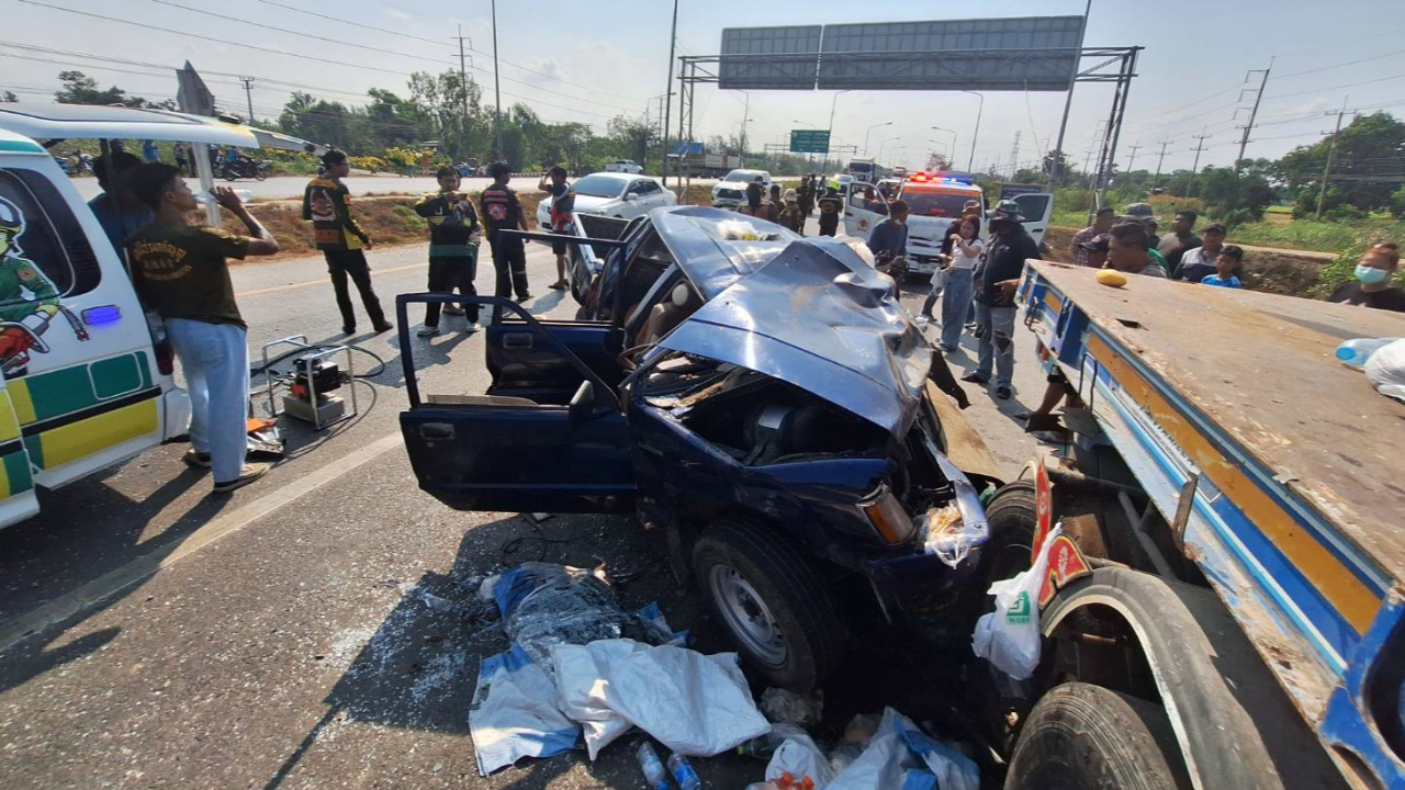 สลด กระบะพาพระ-ลูกศิษย์ ไปบิณฑบาต ขากลับเสยท้ายรถพ่วง เจ็บ 3 ตาย 2 ศพ