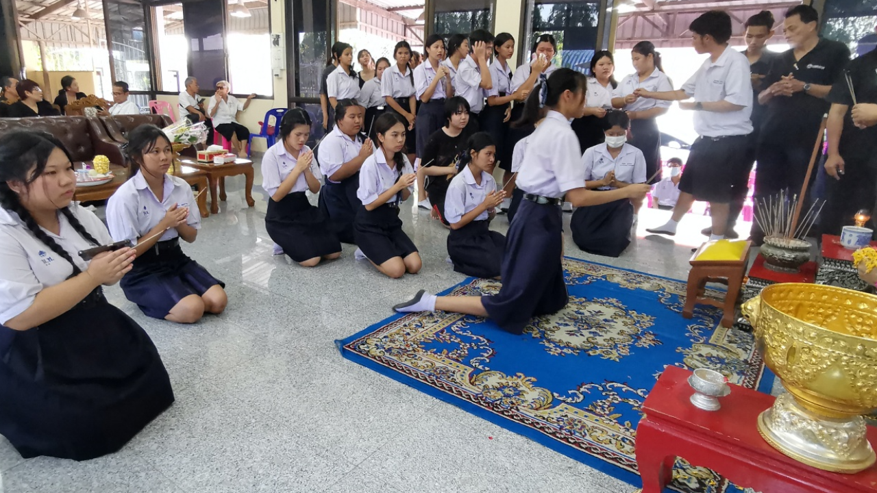 รดน้ำศพ นร.ม.5 รถตู้ทับ แม่เผยลูกคนรองก็เพิ่งเสียชีวิต คนร้ายยิงผิดตัว 