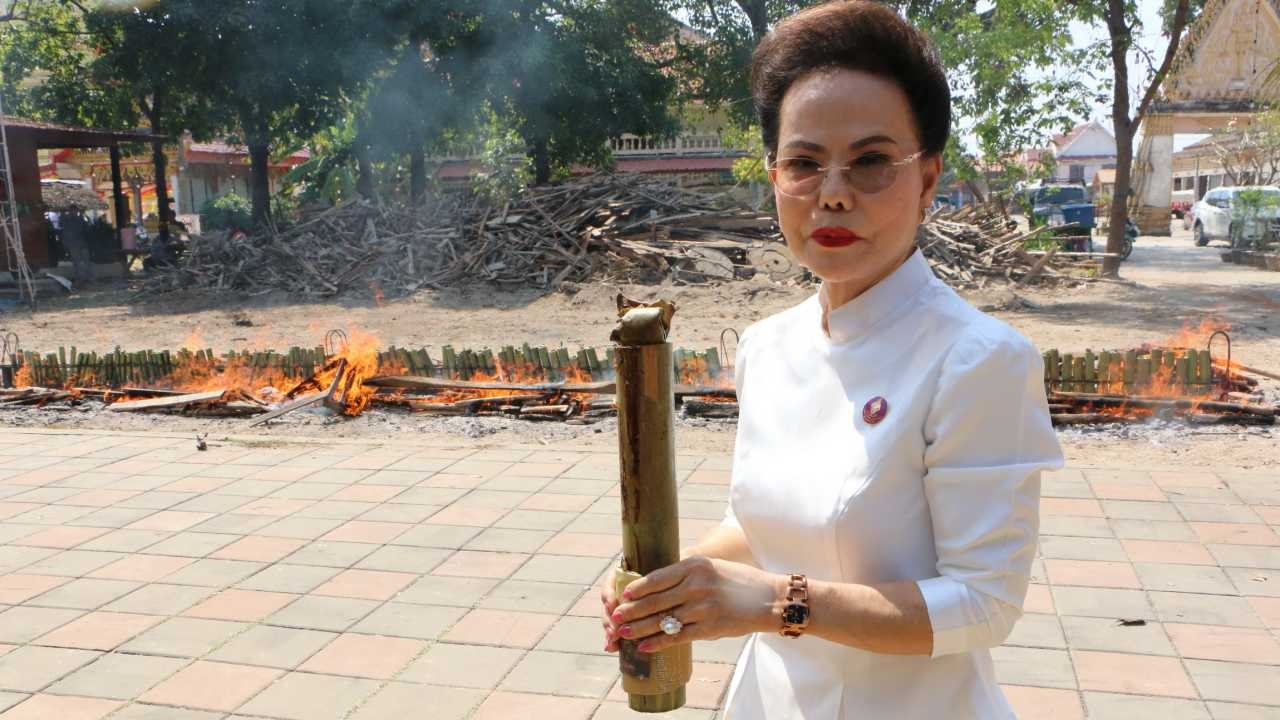 ชาวบ้านนครชุมเริ่มเผาข้าวหลามหมื่นกระบอก นำไปทำบุญวันเพ็ญเดือน 3 วันมาฆบูชา