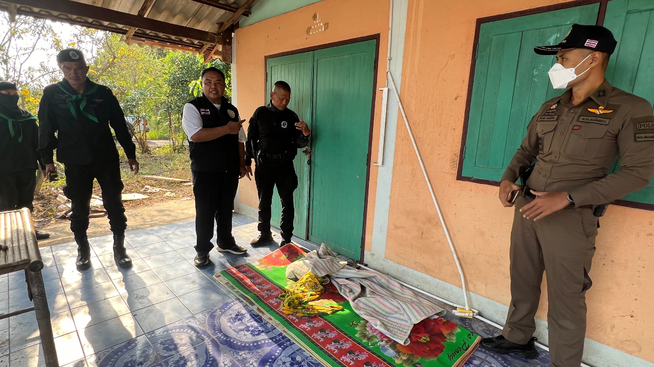 สลด บ้านถูกตัดไฟ ยายนอนหน้าบ้านดับร้อน ช้างป่าบุกกระทืบตายจมกองเลือด