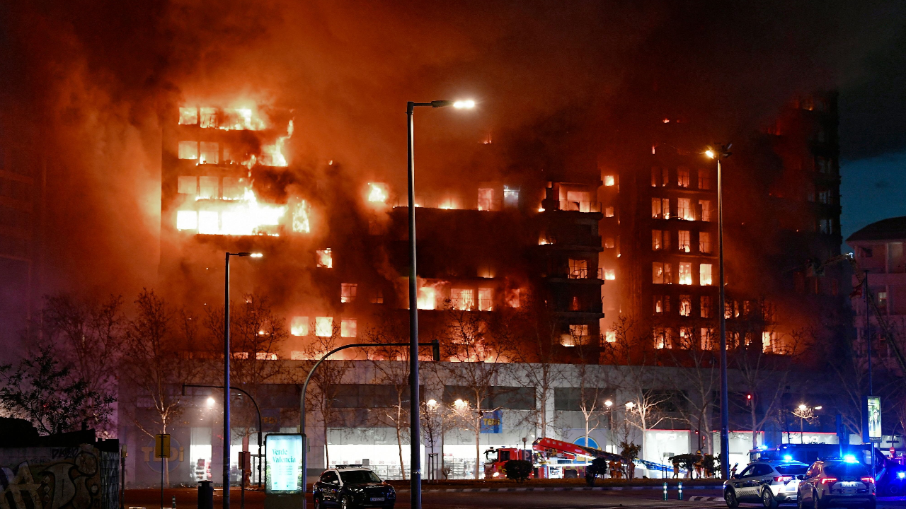 ไฟไหม้รุนแรง คอนโดฯ พักอาศัย 14 ชั้นที่สเปน ตึกข้างๆ โดนไปด้วย ดับอย่างน้อย 4 ศพ