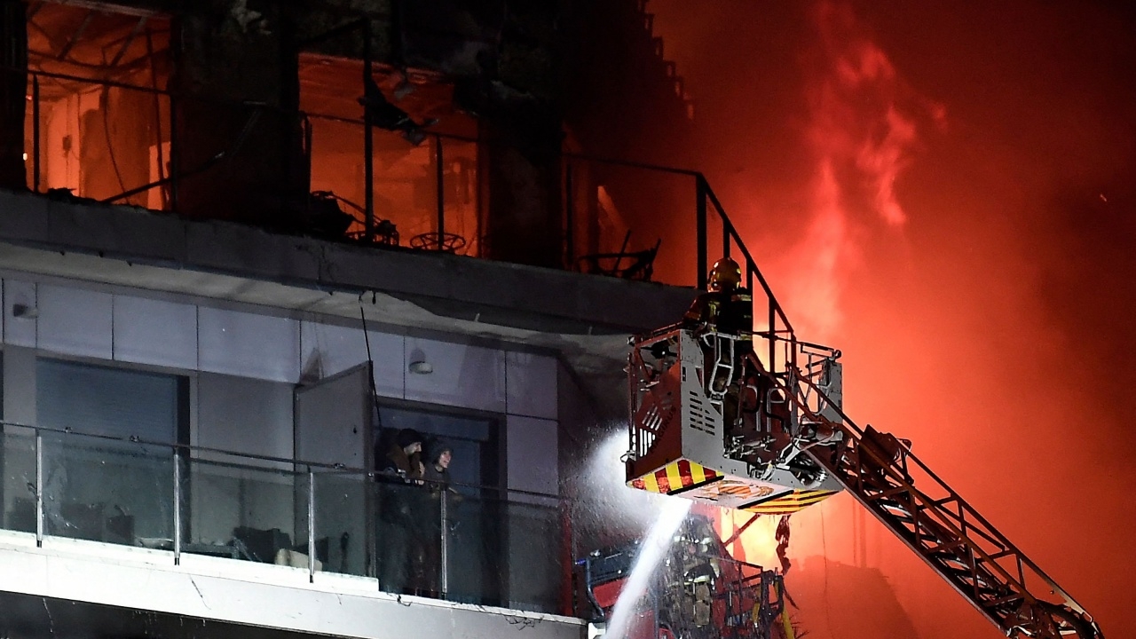 นาทีสะพรึง โดดหนีตาย อพาร์ตเมนต์ในสเปนไฟลุกท่วม ดับ 4 สูญหาย 19 คน (คลิป)