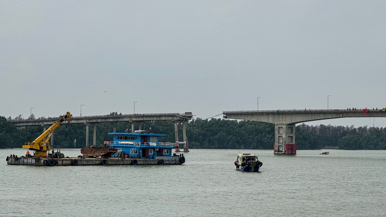 เรือบรรทุกสินค้าจีนชนสะพานพัง รถยนต์วิ่งอยู่พลัดตกสะพาน 5 คัน 