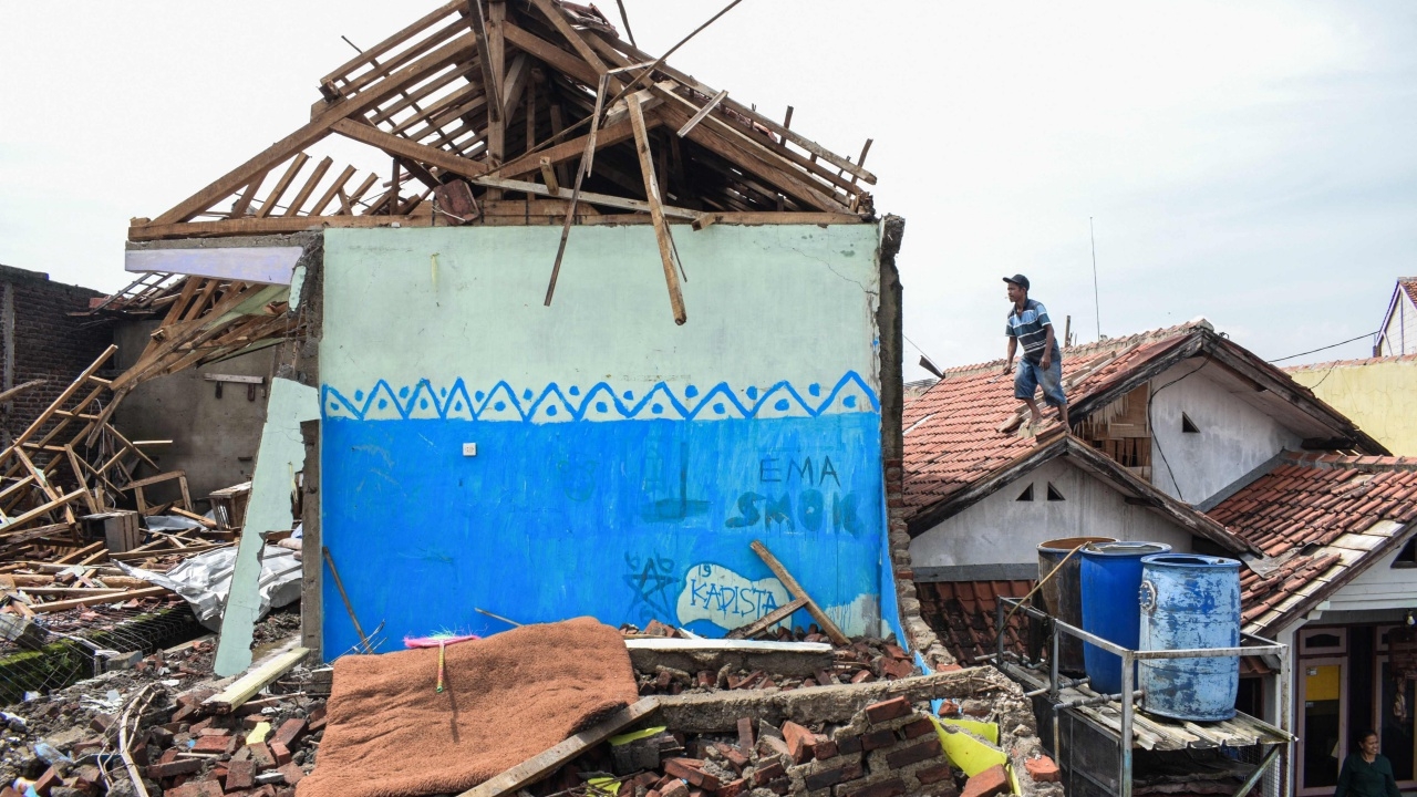 พายุหมุนประหนึ่งทอร์นาโดพัดถล่มอินโดนีเซีย บ้านพังยับ เจ็บ 22 ราย