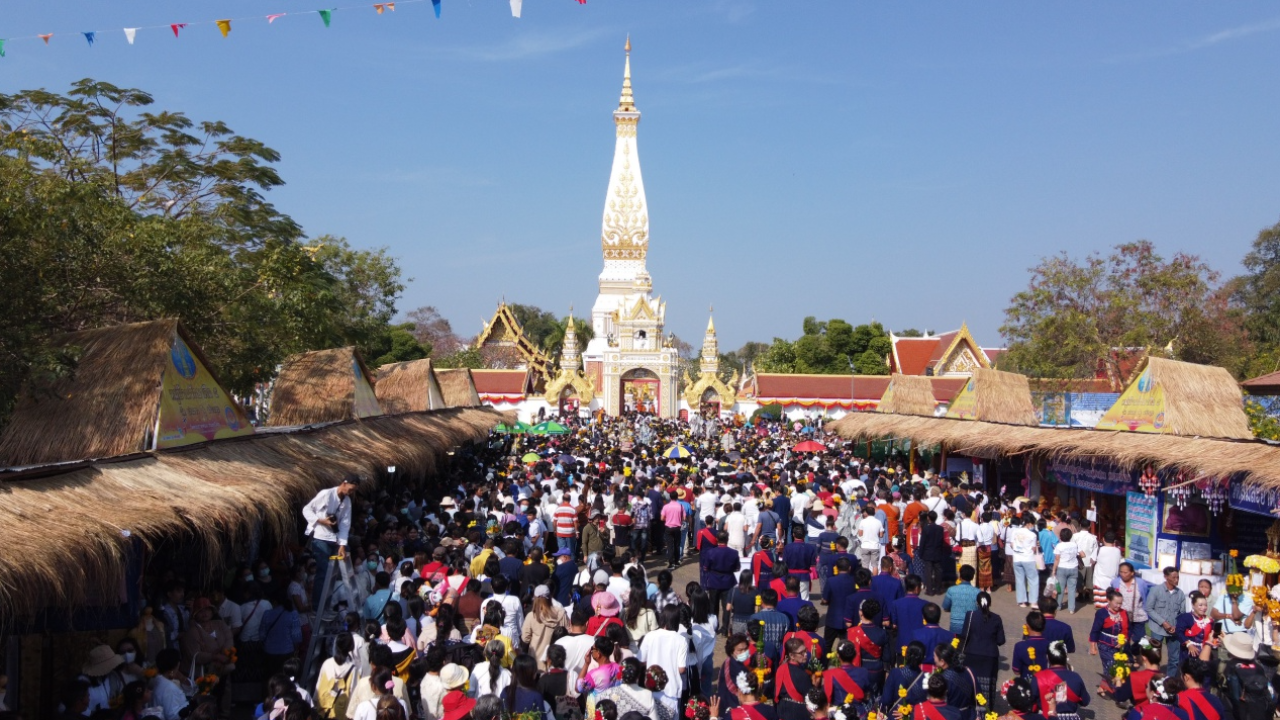 บุญใหญ่อีสาน ชาวลาวทะลัก ข้ามโขงนมัสการพระธาตุพนม  