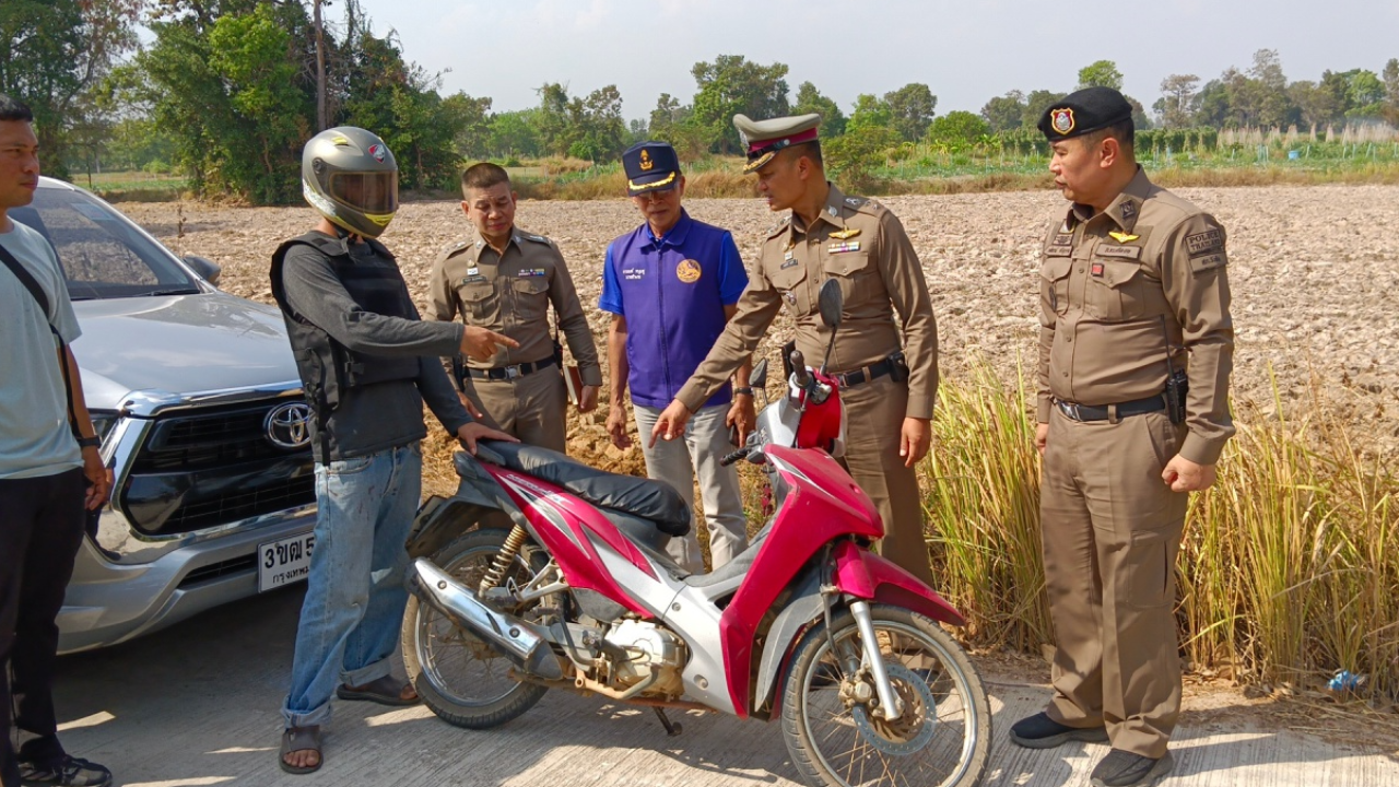 "ตาย 3 ศพ" ชนแล้วหนี หนุ่มตีนผีเที่ยวหมอลำ ซิ่งกระบะกวาด จยย. อ้างหนีอริ