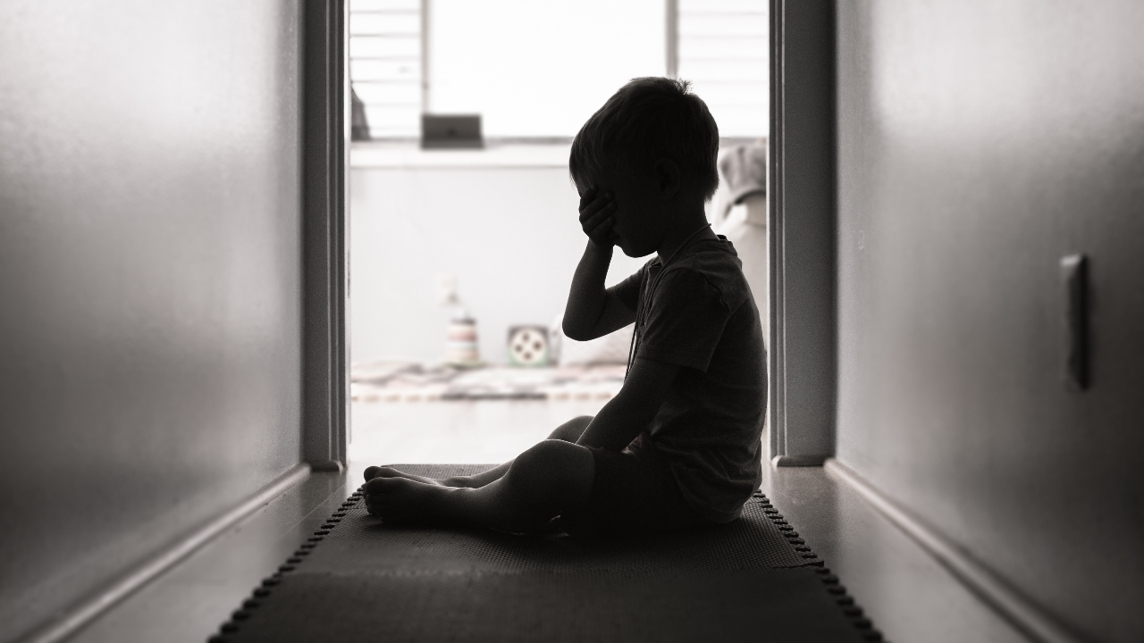 พ่ออึ้ง ลูกชายวัย 6 ขวบโดนให้นั่งหันเข้ากำแพงคนเดียว เหตุเรียนช้า ขาดบ่อย