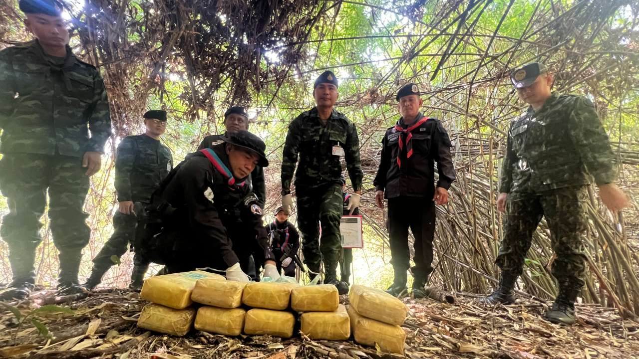 กกล.ผาเมือง ปะทะแก๊งค้ายา กลางป่าชายแดนแม่อาย ยึดยาบ้าได้รวม 3 แสนเม็ด