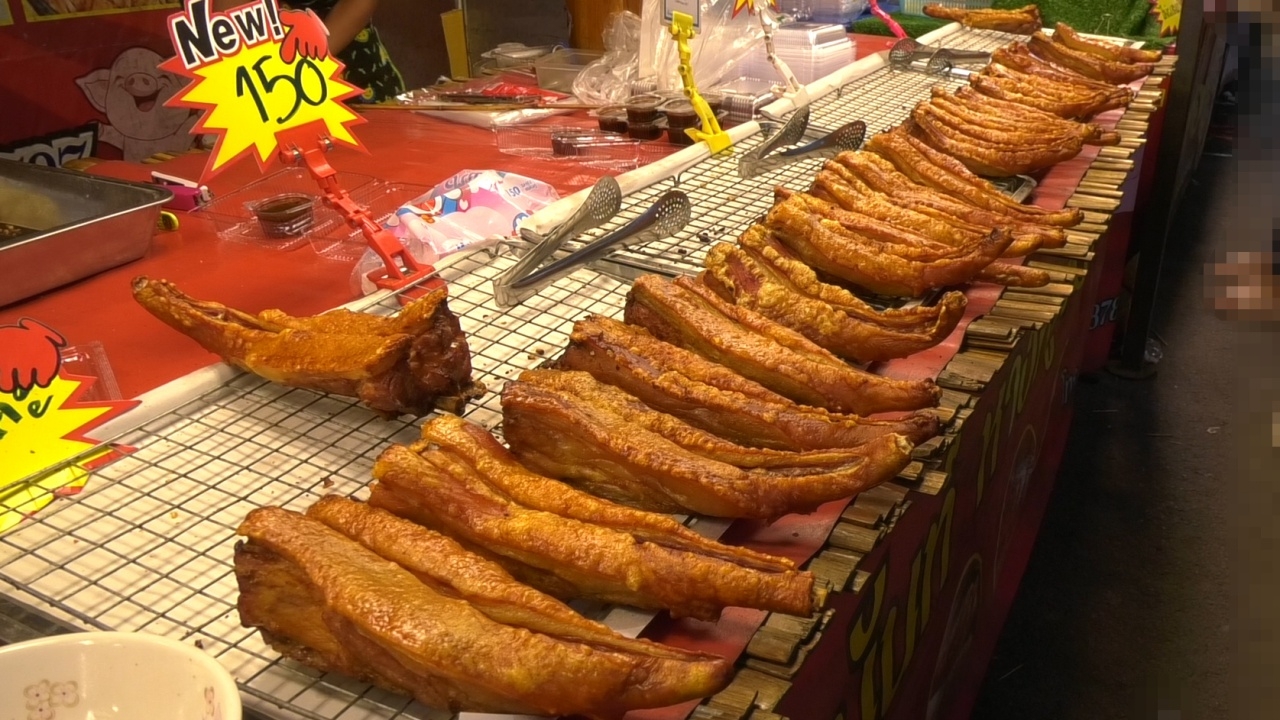 หนุ่มสุรินทร์ขายหางหมูอบโอ่ง คิดสูตรหมักย่างเอง ขายวันละกว่าร้อยหางทำรายได้ดี