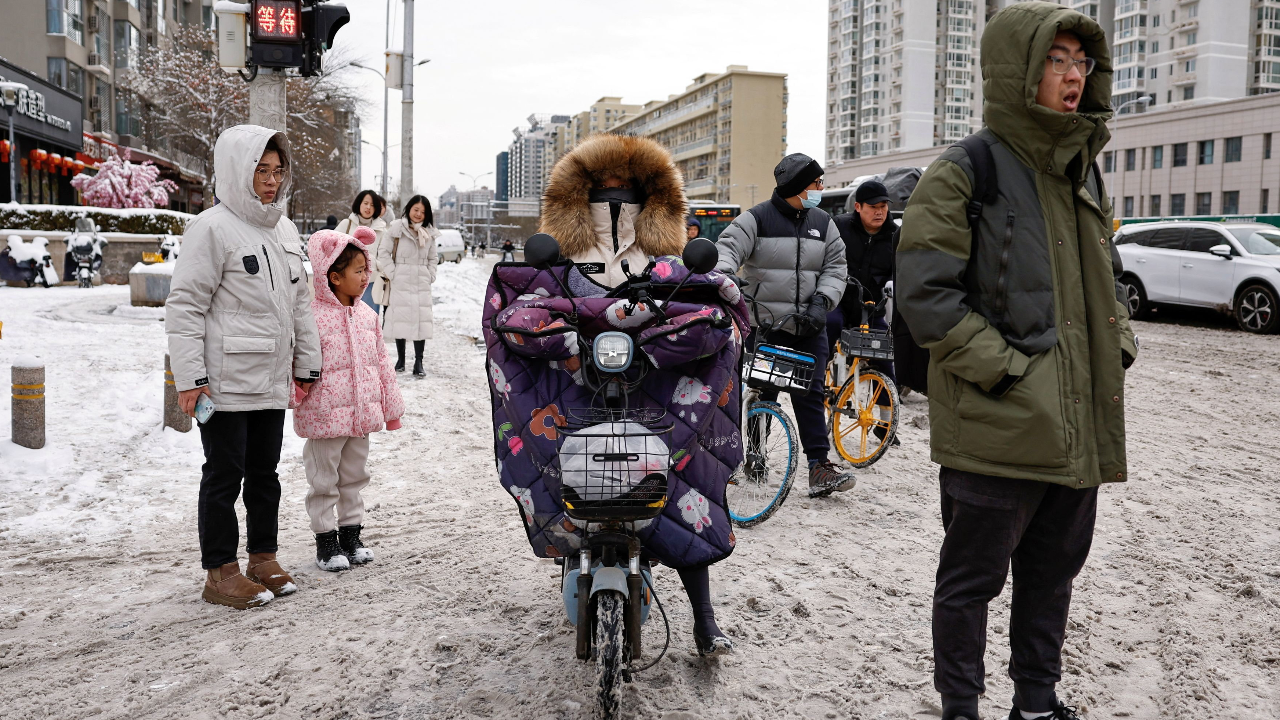 หิมะตกหนักปกคลุมภาคเหนือและกลางของจีน กระทบรุนแรงการจราจรขนส่ง 