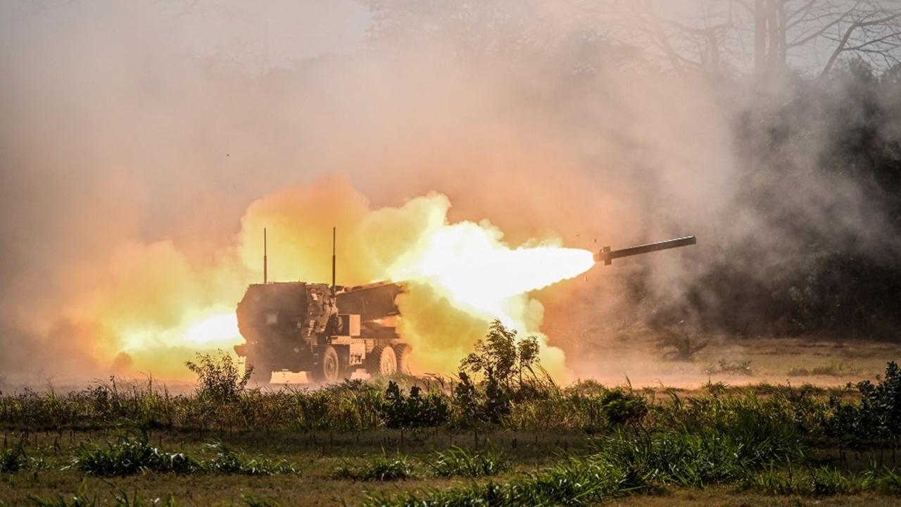 มิสไซล์ 2 ลูกถล่มค่ายฝึกทหารรัสเซีย ทางตะวันออกยูเครน ดับ 60 ศพ