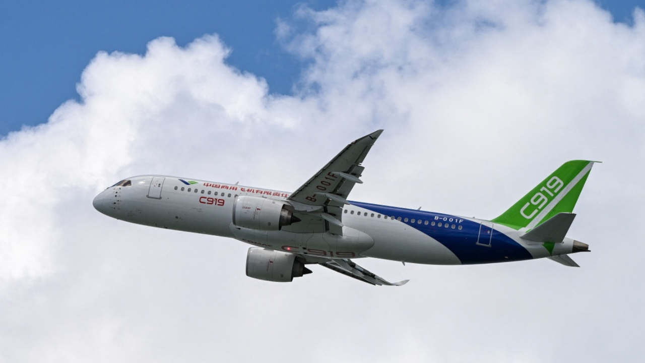 จีนปลื้ม เครื่องบิน C919 ขึ้นบินงานสิงคโปร์ แอร์โชว์ 'ทิเบต แอร์' ซื้อ 40 ลำ