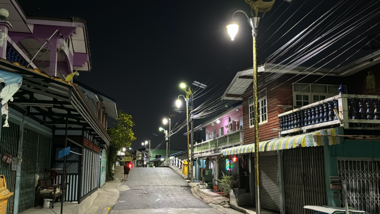 วัดท้วง เสาไฟกินรี ราชาเทวะ ติดในที่ธรณีสงฆ์ ชาวบ้านชอบบอกสว่างดี