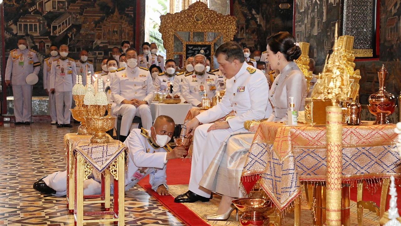 ในหลวง-พระราชินี เสด็จวันมาฆบูชา ปชช.แห่สักการบูชาพระบรมสารีริกธาตุ