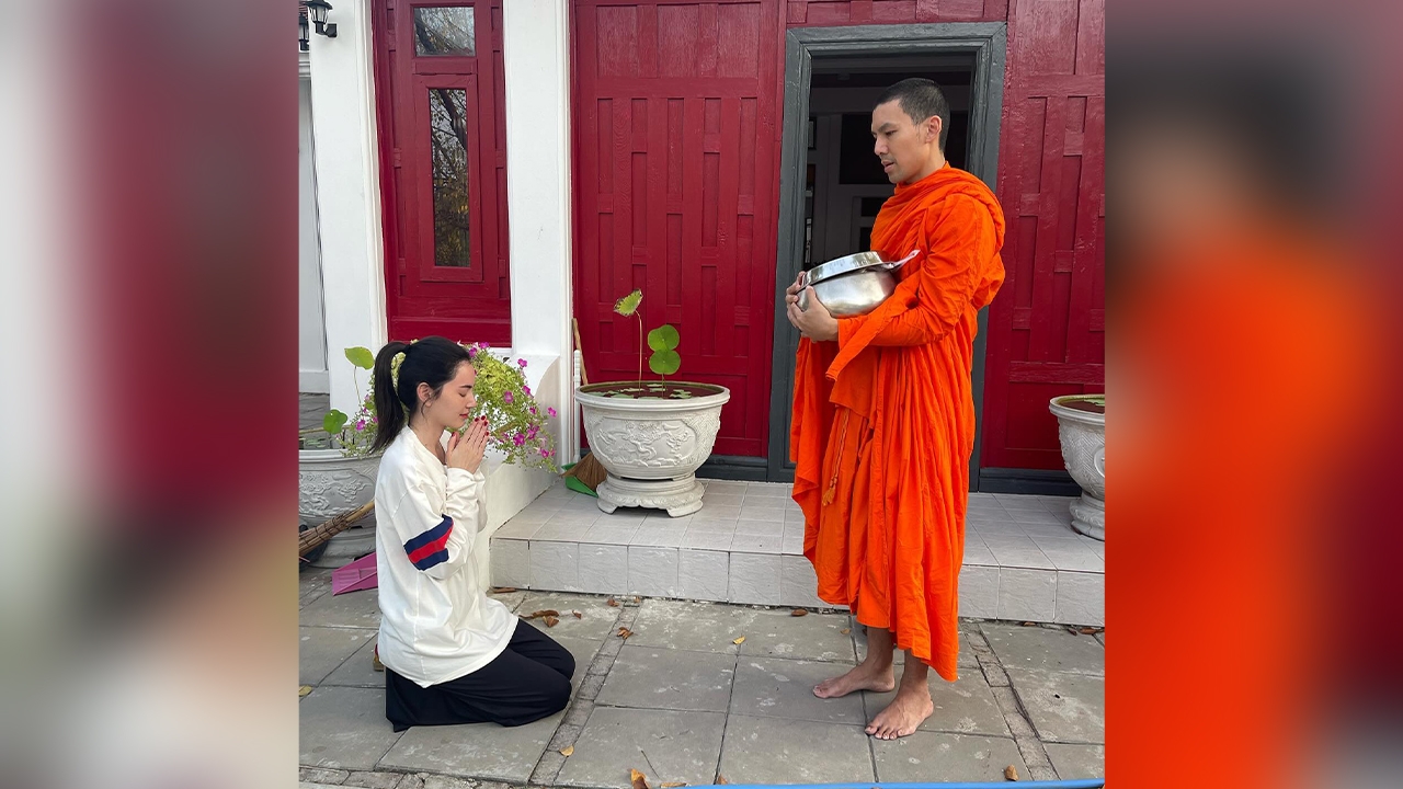 นางเอกดังไปใส่บาตรหลวงพี่ หลังพระเอกหนุ่มบวชเงียบ แฟนๆ แห่อนุโมทนาบุญ
