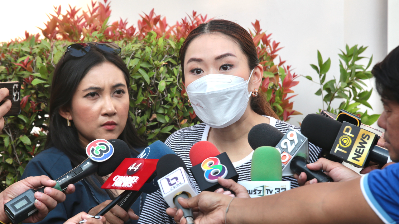 บ้านจันทร์ส่องหล้า ดินเนอร์อบอุ่น 5 คน พ่อแม่ลูก ไร้เขยสะใภ้ รำลึกความหลัง 17 ปี