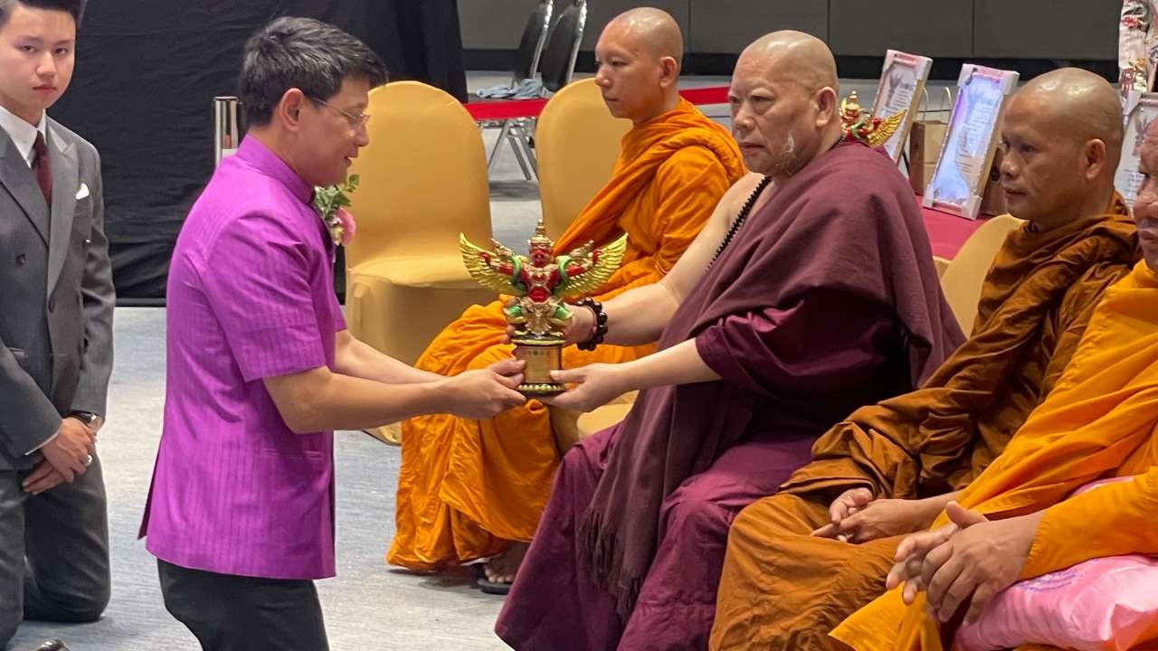 สมาคมสื่อฯ และภาคีเครือข่าย โคราช มอบรางวัลพญาครุฑนาคราชให้ ครูบาธรรมชัย 