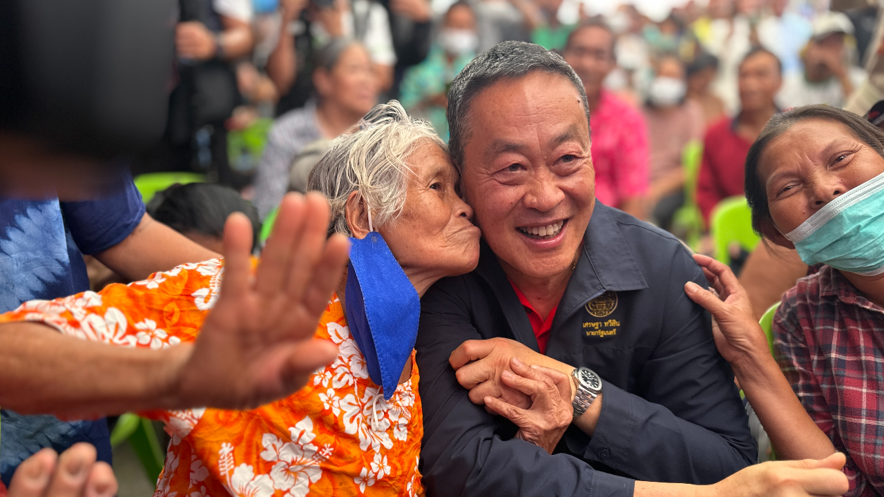 นายกฯ เขินเจอแก๊งสาวใหญ่รุมหอมแก้ม เผยลงพื้นที่วันนี้ยังไม่มีคนเรียกร้องเงินดิจิทัล(คลิป)