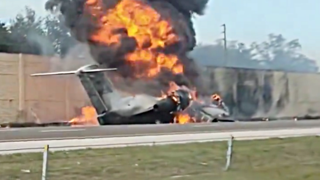 เครื่องบินเล็กลงจอดฉุกเฉินพลาด ตกใส่รถยนต์บนถนนสหรัฐฯ ระเบิดไฟลุกท่วม