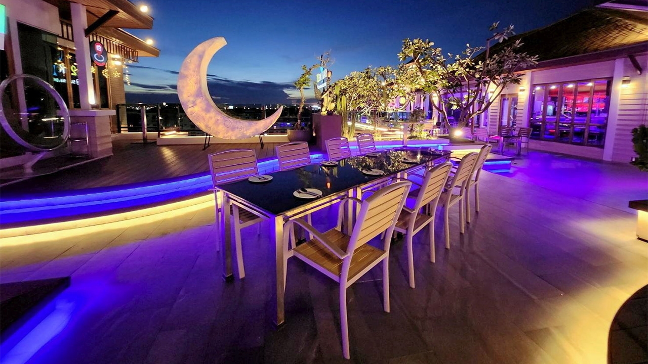 แนะนำร้านอร่อย “72Skybar” ชมเครื่องบิน กินบนรูฟท็อป