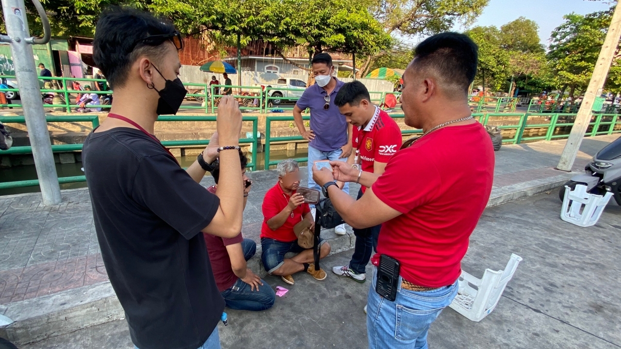 จับชายวัย 57 ปี ล้วงกระเป๋าสตางค์แม่ค้าย่านวังบูรพา พบมี 3 หมายจับติดตัว