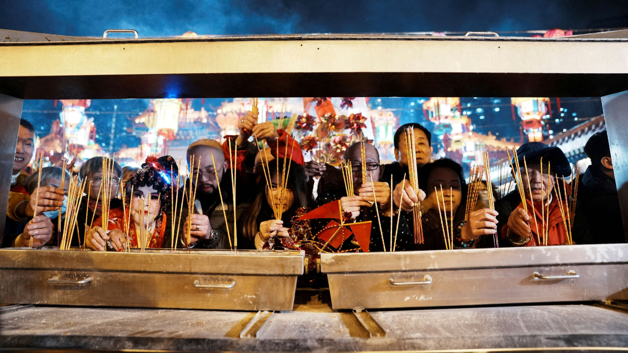 ชาวฮ่องกงแห่ไหว้พระขอพรปีใหม่เฮงๆ ที่วัดหวังต้าเซียน