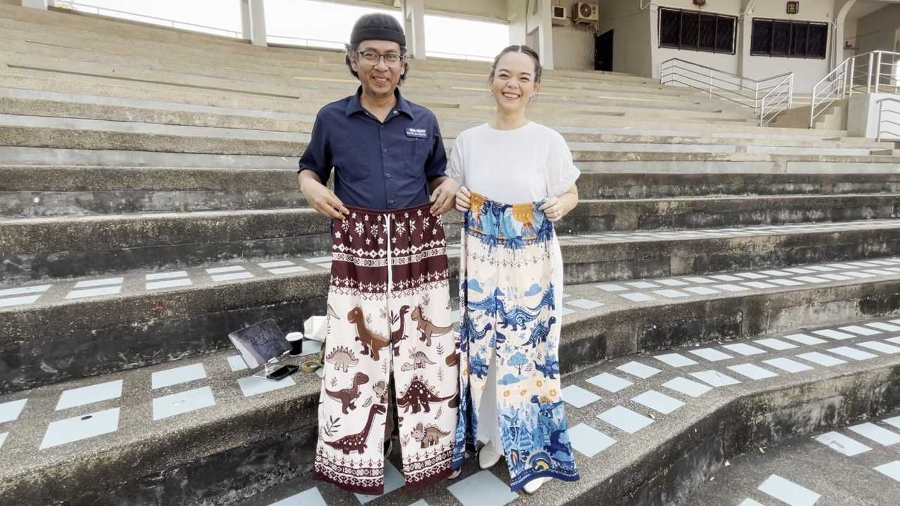 เปิดใจหนุ่มคนออกแบบ "กางเกงไดโนเสาร์เดินดง" เผยแรงบันดาลใจมาจาก "ฮูปแต้มสิม"
