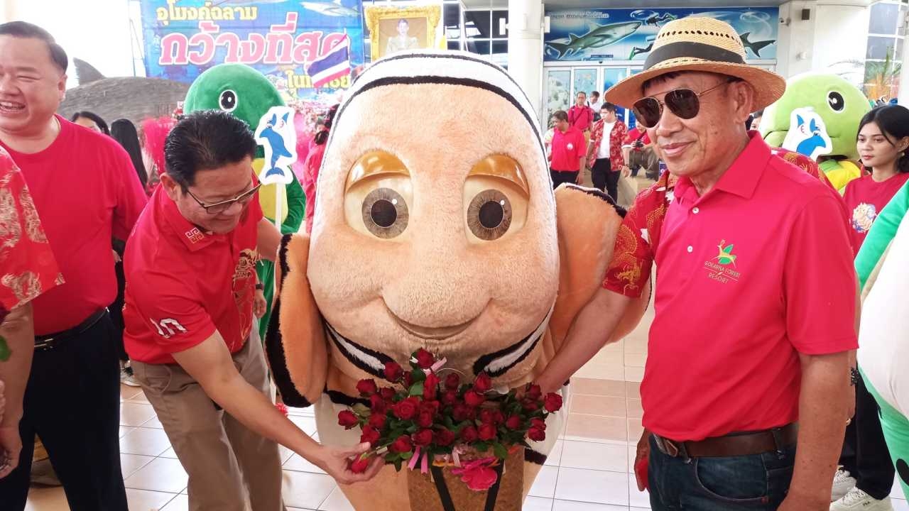 "ปู่นีโม่" มาสคอตบึงฉวากเกษียณแล้ว จัดพิธีอำลาสุดซึ้ง ลอดซุ้มกระบี่กลับทะเล